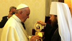 Предстоятель РПЦ подарил Папе Римскому частицу мощей Серафима Саровского