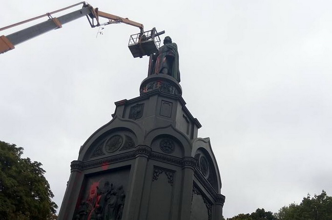 Памятник князю Владимиру не смогли очистить от красной краски