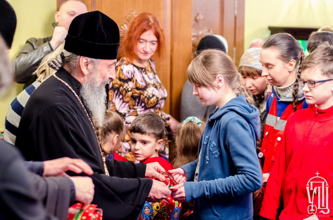 Напередодні Різдва Предстоятель УПЦ благословив дітей-інвалідів (ФОТО)