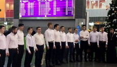 Туристов в аэропорту "Борисполь" встретили Рождественским флешмобом студенты КДАиС (ВИДЕО)