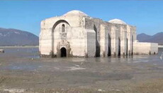 Беспилотник снял поднявшийся из воды старинный храм в Мексике (ВИДЕО)