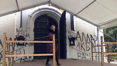 Православный храм осквернили в Праге на знаменитом Ольшанском кладбище
