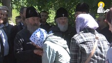 Верующие УПЦ уже 8 часов совершают молитвенное стояние у Рады (ВИДЕО)