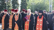 На молитвенное стояние возле Ровенской ОГА собрались сотни верующих (ФОТО)