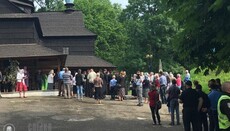 В Коломые верующие УПЦ дежурят у храма в окружении полиции и униатов (ФОТО)