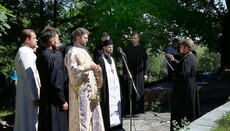 В Изюме у памятного знака «Скорбящая мать» прошел митинг-реквием