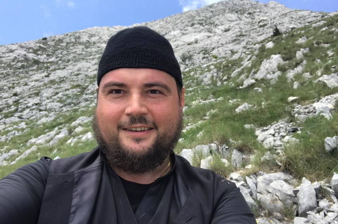 Митрополит Олександр (Драбинко) з паломниками заспівали гімн України на вершині Афону (ВІДЕО)