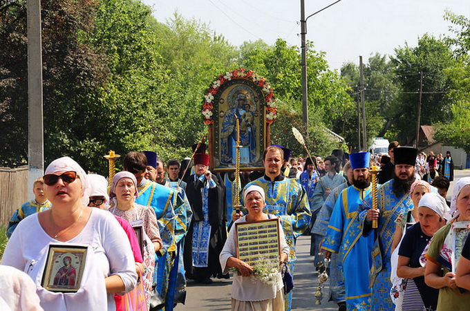 Віряни Ізюмської єпархії УПЦ звершили Хресний хід з Піщанською іконою Божої Матері (ФОТО)