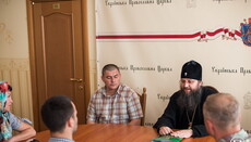 Священники УПЦ привезли с Донбасса письма военнопленных к семьям
