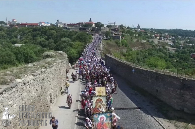 Более 20 тысяч верующих вышли на Крестный ход из Каменца-Подольского в Почаев (ВИДЕО)