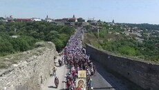 Понад 20 тисяч вірян вийшли на Хресний хід з Кам'янця-Подільського до Почаєва (ВІДЕО)