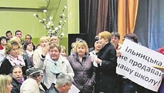 В селе Корчак родители протестуют против передачи школы католикам