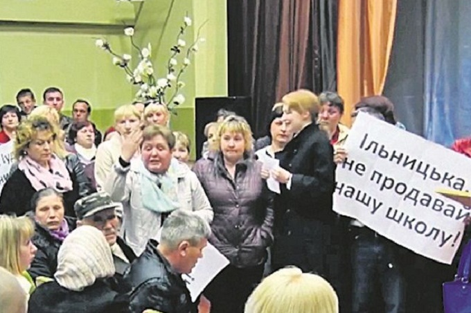 У селі Корчак батьки протестують проти передачі школи католикам