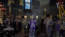 Сотни верующих молились в Киево-Печерской лавре в День Крестовоздвижения (ФОТО, ВИДЕО)