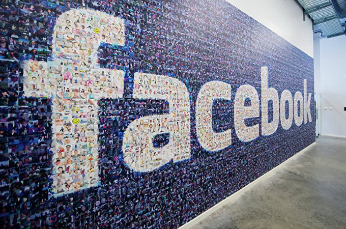 Facebook упіймали на стеженні за віруючими