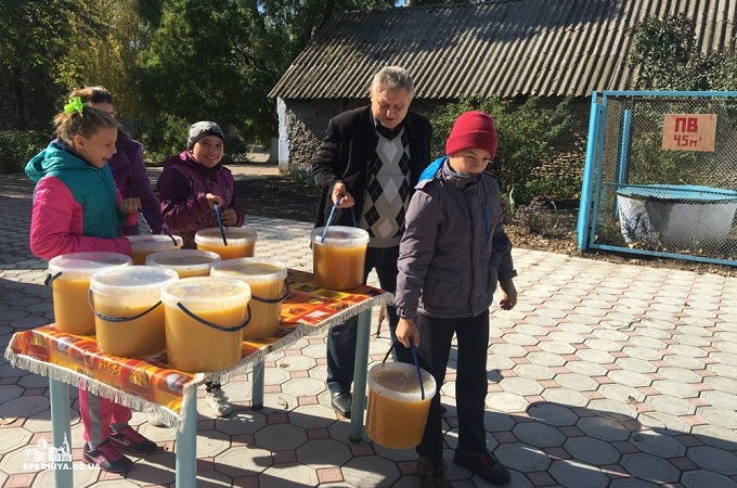 Чоловічий монастир в Одесі пожертвував інтернату 150 кг меду