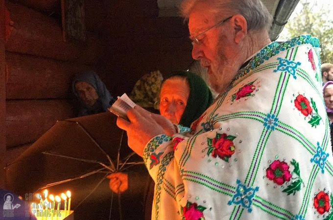 У селі Старий Гвіздець громада УПЦ молиться біля захопленого храму (ФОТО)