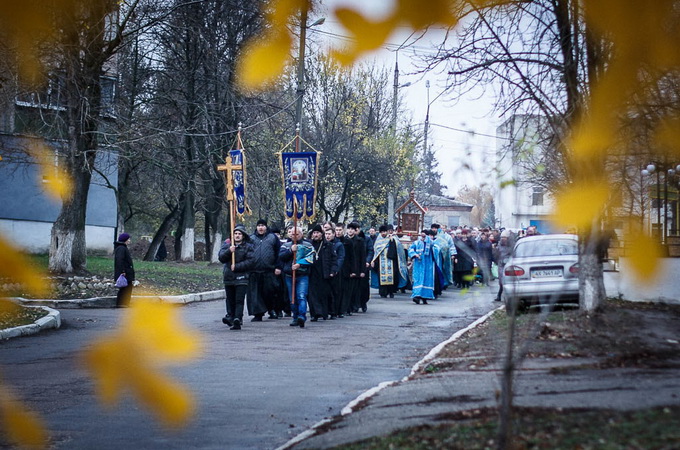 В Харьковской епархии прошел крестный ход с тактильной иконой Божией Матери