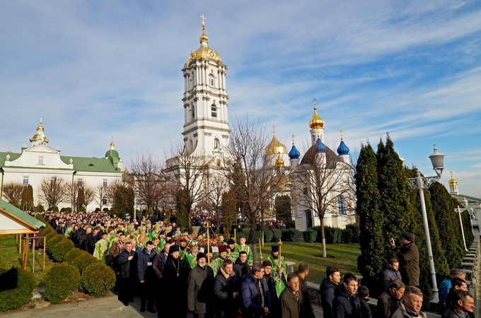 В Почаеве тысячи верующих отпраздновали память преподобного Амфилохия