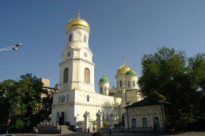 Радикалы в Днепре сорвали богослужение в Свято-Троицком соборе УПЦ