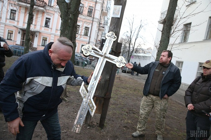 В центре Киева радикалы снесли поклонный крест, установленный УПЦ