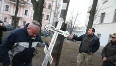У центрі Києва радикали знесли поклінний хрест, встановлений УПЦ
