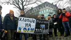 «Бесы бессильны»: соцсети об акции радикалов возле Десятинки