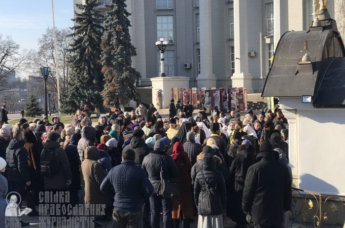 Верующие собрались на молебен в поддержку Десятинного монастыря