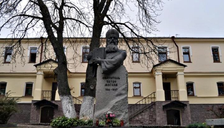 В КДАиС почтили память профессора, защищавшего Академию в советское время