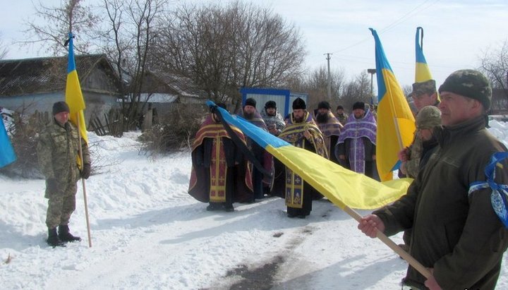Священник Нежинской епархии УПЦ совершил отпевание бойца ВСУ