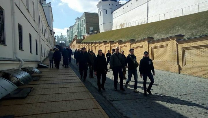 В Киево-Печерскую лавру заявились националисты