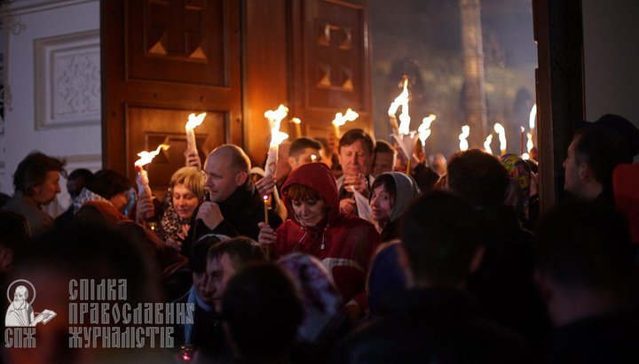 Тисячі віруючих зустріли Пасху в Києво-Печерській лаврі