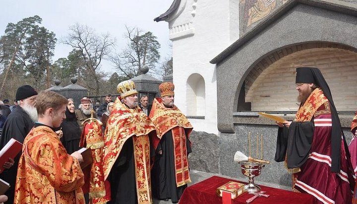 На киевском кладбище в Пуще-Водице освятили новую часовню УПЦ