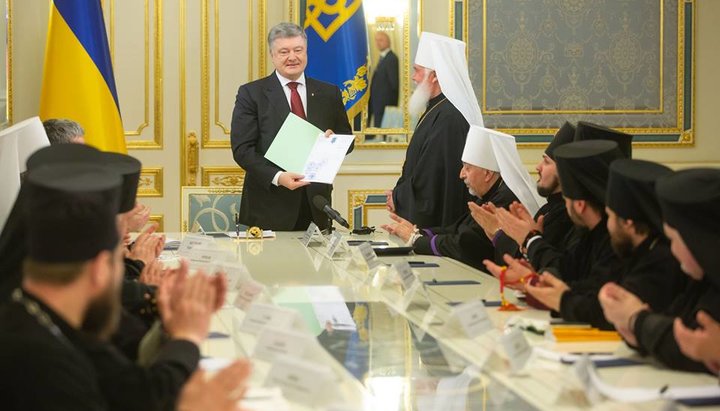 Порошенко рассчитывает, что подписи в "обращении" дадут ему право основать Единую Поместную Церковь