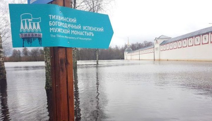 В РФ затопило Тихвінський Богородичний чоловічий монастир