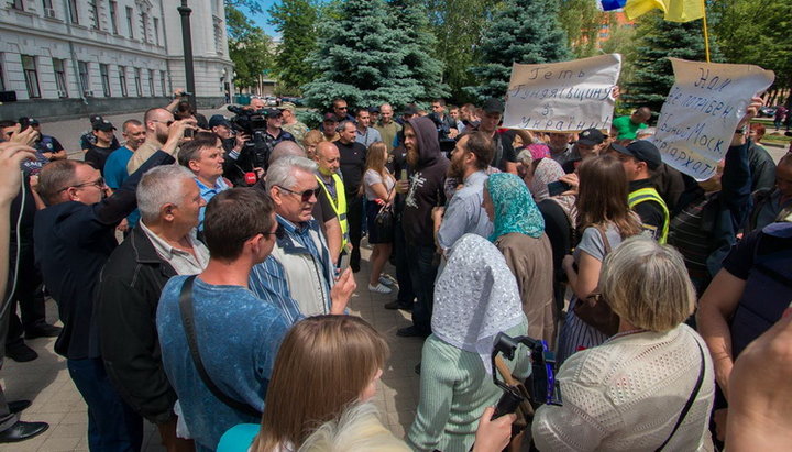 У Дніпрі активісти напали на віруючих, які протестували проти ЄПЦ