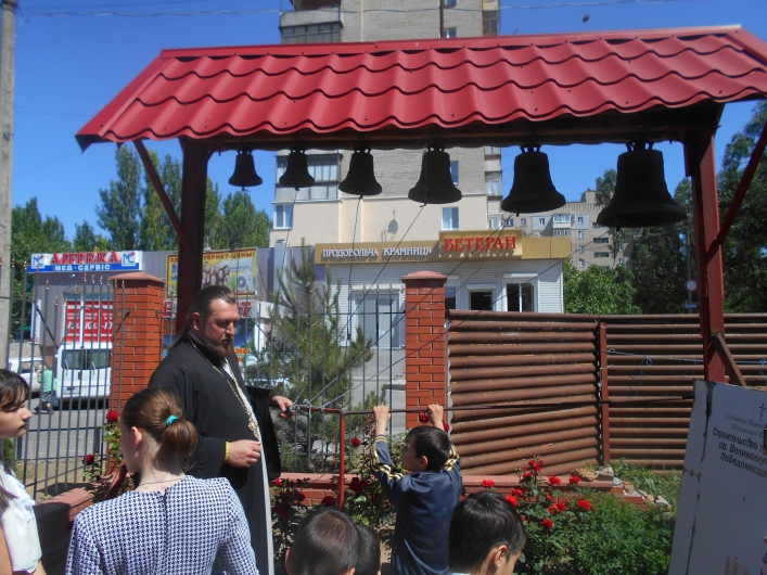 Вихованців мелітопольського притулку навчили професії дзвонаря