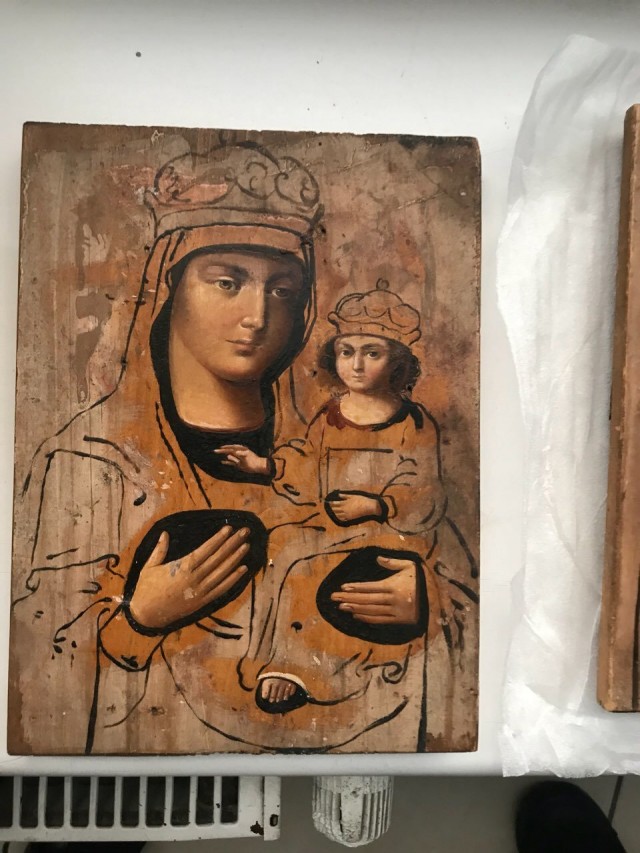 Волынские пограничники задержали немца, пытавшегося вывезти старинные иконы