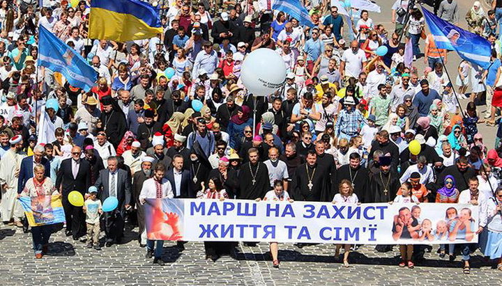 В шествии в защиту прав детей и семьи приняли участие 10 000 человек