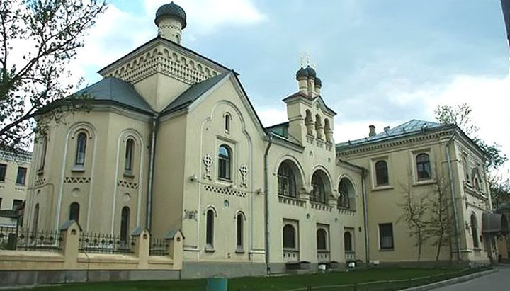 Вместо букетов для Патриарха купили аппарат искусственной почки больнице