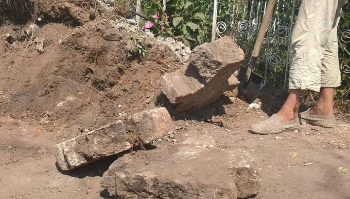 На николаевском кладбище нашли в залежах мусора «казачьи» кресты