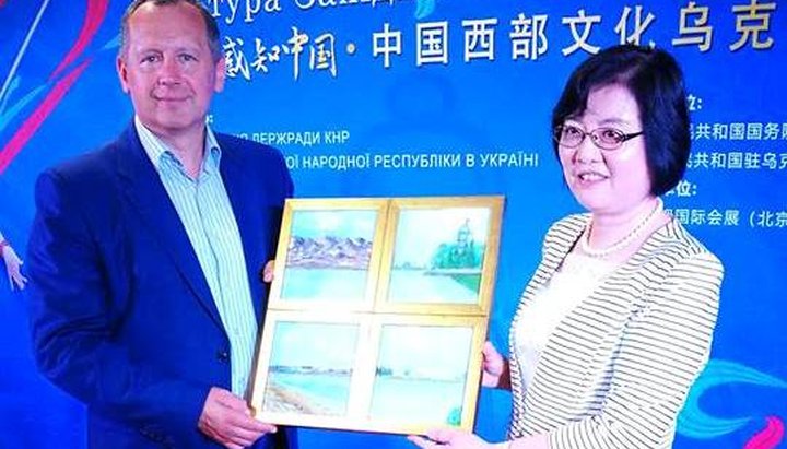 В Киеве делегации КНР подарили картину с изображением православной церкви