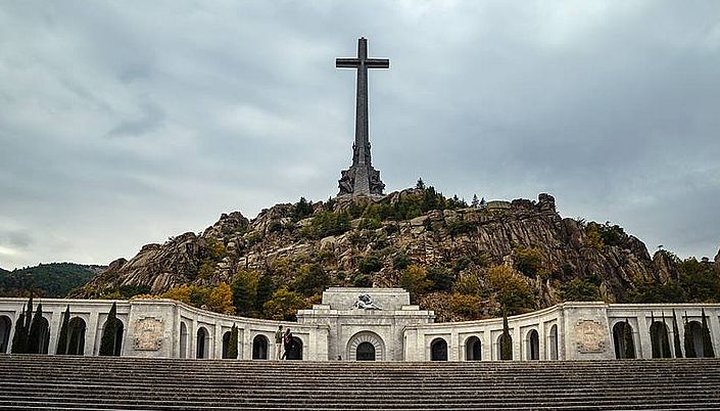 В Испании рассмотрят законопроект, требующий убрать крест с мавзолея Франко