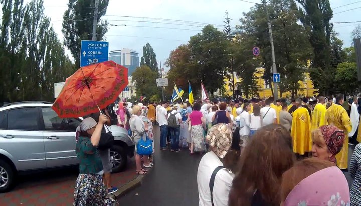 Власти Херсона собирают людей на шествие КП в Киеве, – клирик УПЦ