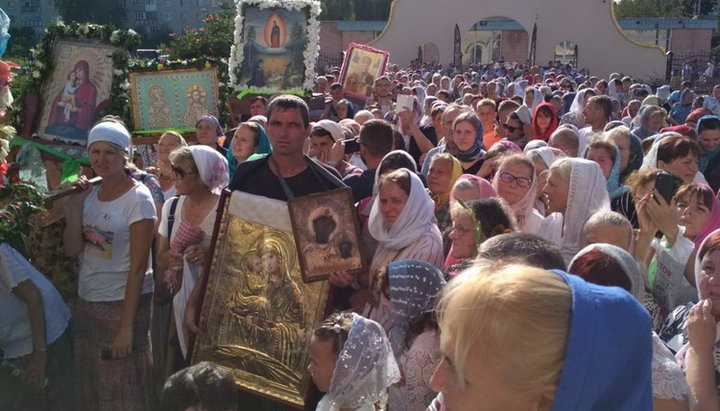 750 паломников идут крестным ходом из Польши в Почаевскую лавру