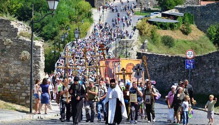 Procession as a trial and spiritual feat: the road from Kamianets to Pochaiv
