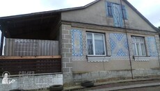 В с. Угринов Киевский патриархат вызвал полицию к дому священника УПЦ