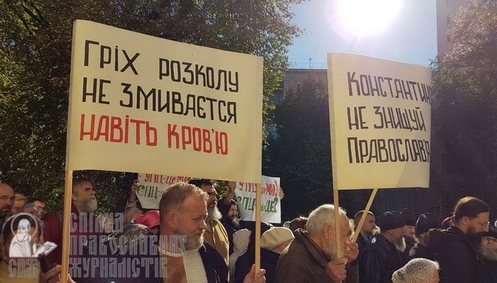 Верующие провели мирное молитвенное стояние под Верховной Радой