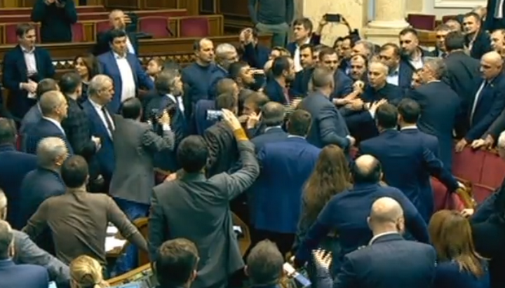 После голосования за антицерковный законопроект в Раде возникла потасовка