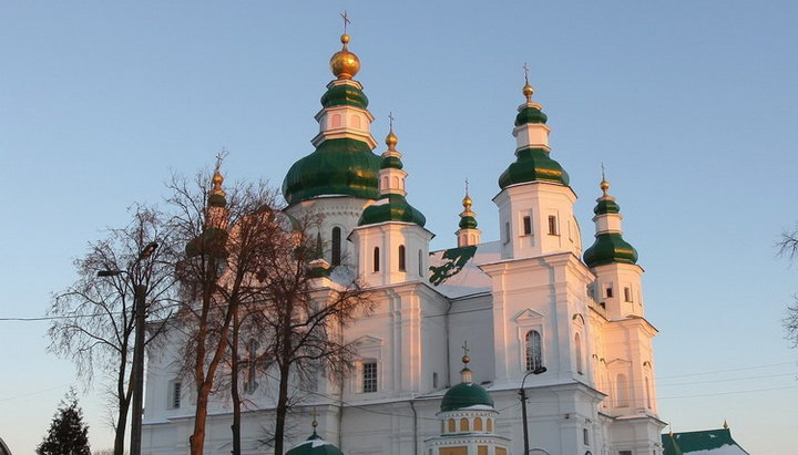 Chernigov nationalists are out to have a rally at UOC Trinity Cathedral